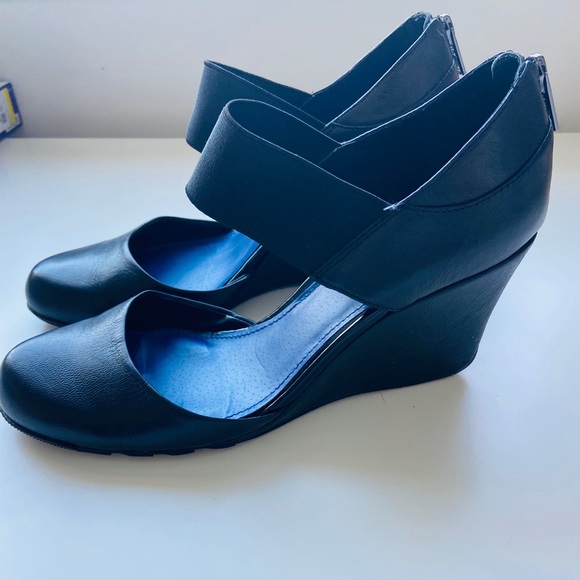 Kenneth Cole Women's Wedge - Picture 2 of 5